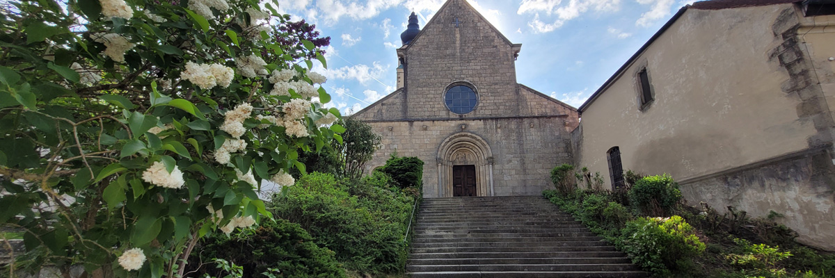 Kirche Windberg m. Flieder 2022